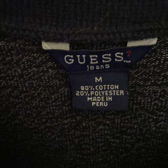 Guess top sleeve shirt, weight being between a tee and a sweatshirt. - Picture 3 of 3